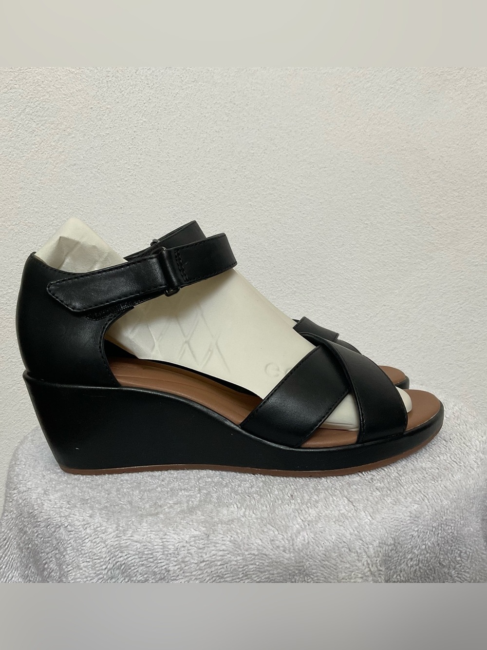 NIB Clarks Unstructured Un Plaza Cross Blaxk Leather Wedge Sandal Size 7.5
